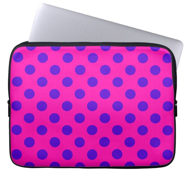 Blaue Polka-Punkte auf Fuchsia Laptopschutzhülle (Vorderseite)
