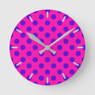 Blaue Polka-Punkte auf Fuchsia Runde Wanduhr