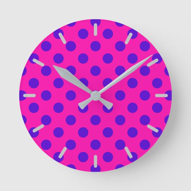 Blaue Polka-Punkte auf Fuchsia Runde Wanduhr (Vorderseite)