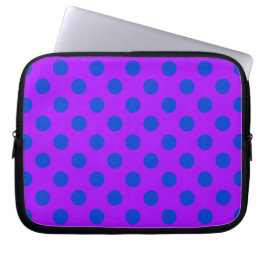 Blaue Polka Punkte auf lila Laptopschutzhülle