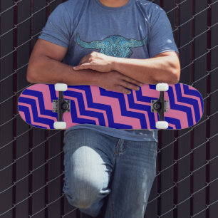 Blaue Rosa Chevron-Zickzack-Design Skateboard