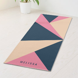 Blaue Rosa und Beige Dreiecksfarbenblöcke und Name Yogamatte