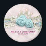 Blaue Rose und Crown Floral Bouquet Wedding Magnet<br><div class="desc">Ein Hochzeitsmagnet,  entworfen mit einem Foto von blauen Rose,  umgeben von Sprigs,  Blätter und extravaganten Bausteinen. Die Bausteine bilden auch eine Kronform. Weiße Blume,  hübsche blaue Bögen und ein weißes,  lackiertes Band umgeben die Rose. Set auf einem staubigen rosa Marmorboden.</div>