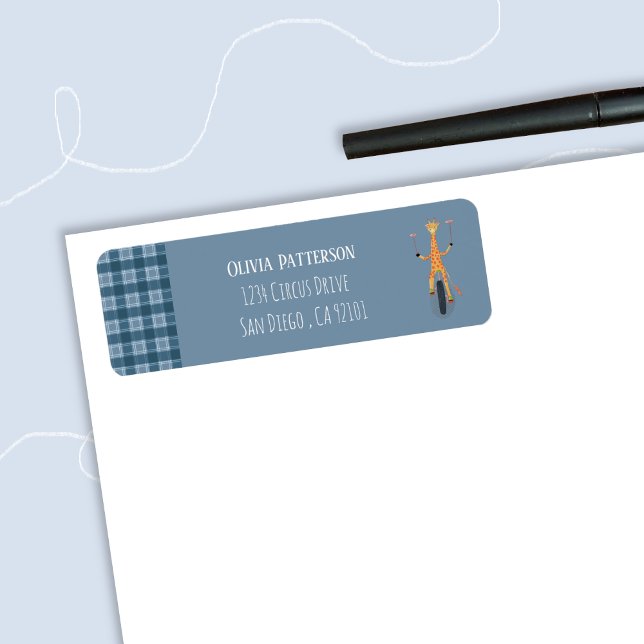 Blaue Rücksende-Adressaufkleber mit Zirkusgiraffe (Blue return address label with an acrobat giraffe .)