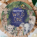 Blaue Safari zum Thema wild zum 1. Geburtstag Pappteller<br><div class="desc">Feiern Sie mit unserem "Wild One Safari Animals Jungle Boy 1st Birthday Paper Tellers" die erste Sonnenstraße Ihres kleinen Jungen und machen Sie sich eine Touch Abenteuer zu Ihrem Geburtstagsbash. Jeder Teller ist exquisit mit einem zauberhaften Ensemble von Safari-Tieren in Aquarelltönen gestaltet, darunter eine Giraffe, Löwe, Schimpanse, Zebra, Tiger, Marmelade...</div>