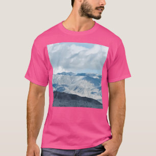 Blaue Schattengebirge mit Wolken im Aqua Sky Acti T-Shirt