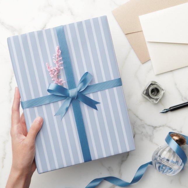 Blaue Schattierungen Streifen Junggesellinnenabsch Geschenkpapier (Schenken)