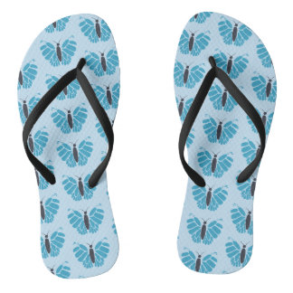 Blaue Schmetterlinge auf hellblauen Flip Flops