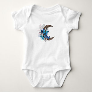 Blaue Schmetterlinge auf hölzernem Halbmond Baby Strampler