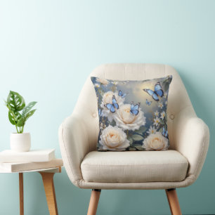 Blaue Schmetterlinge auf weißen Rosen und Gänseblü Kissen