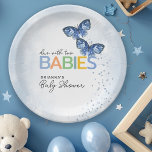 Blaue Schmetterlinge mit zwei Twins Baby Dusche Pappteller<br><div class="desc">Diese niedliche Babyduschplatte mit Schmetterlingsthema ist mit zwei blauen Schmetterlingen ausgestattet und eignet sich ideal für eine Babydusche mit zwei kleinen Jungen. Das Design wird mit dem spielerischen Text "due the two BABIES" betont,  der moderne Handschrift mit farbigen Blockbriefen für eine bezaubernde Papierplatte aus Party kombiniert.</div>