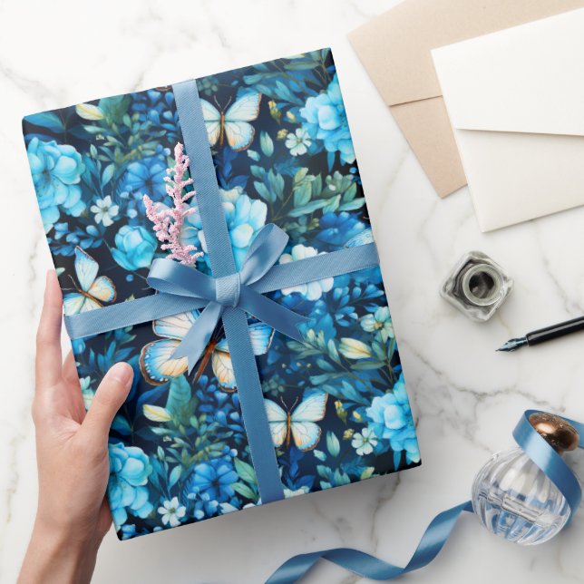 Blaue Schmetterlinge und blaue Flora Geschenkpapier (Schenken)