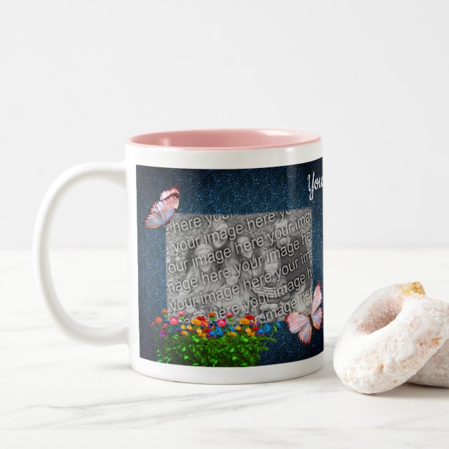 Blaue Schmetterlinge und Blume Personalisiertes Fo Zweifarbige Tasse (Mit Donut)