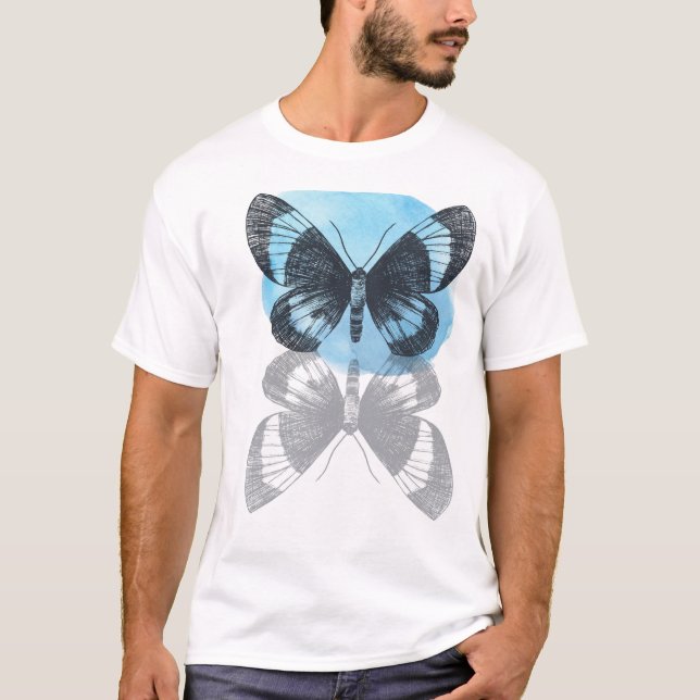 Blaue Schmetterlingsmagie. T-Shirt (Vorderseite)