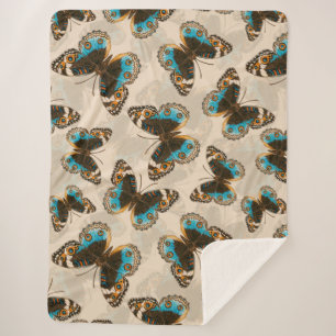 Blaue Schmetterlingsmuster auf weißem Boden Sherpadecke