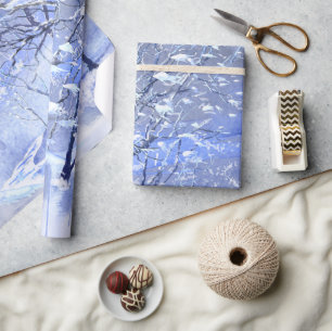 Blaue schneebedeckte Winterwald-Wasserfarbe Geschenkpapier