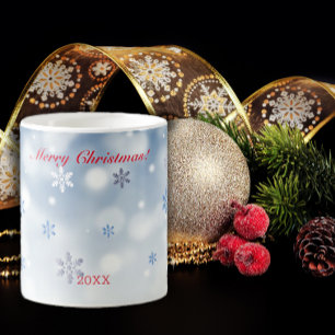 Blaue Schneeflocke minimalistischer roter Buchstab Kaffeetasse