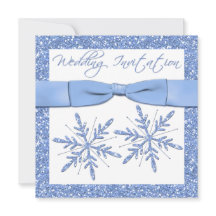 Blaue Schneeflocken auf dem weißen Platz Einladung