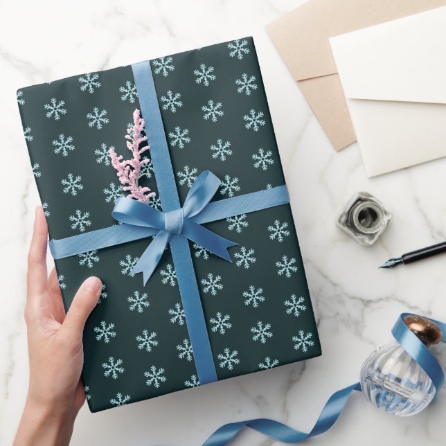 Blaue Schneeflocken dunkles Cyan Wrapping Paper Geschenkpapier (Schenken)