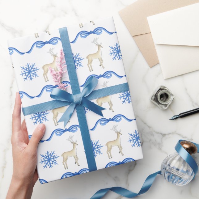 Blaue Schneeflocken mit Rentier Geschenkpapier (Schenken)