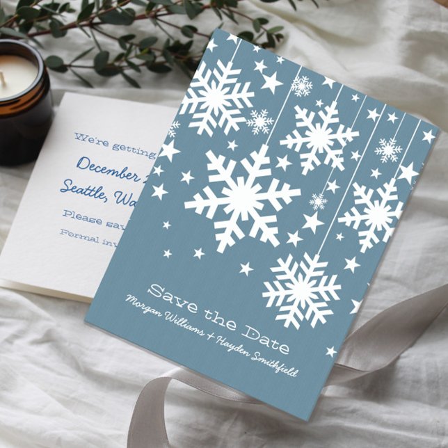 Blaue Schneeflocken Save the Date Postkarte (Blue Snowflakes and Stars Save the Date Postcard)