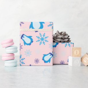 Blaue Schneeflocken und Niedliche Pinguine in hell Geschenkpapier