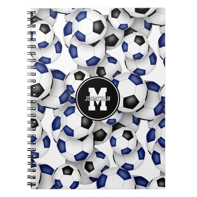 blaue schwarze Fußbälle Muster mit Monogramm Notizblock (Vorderseite)