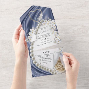 Blaue Seide und Perlen auf einer Hochzeitseinladun All In One Einladung