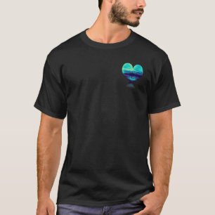 Blaue Sicht auf die Landschaft mit Bäumen und Wolk T-Shirt