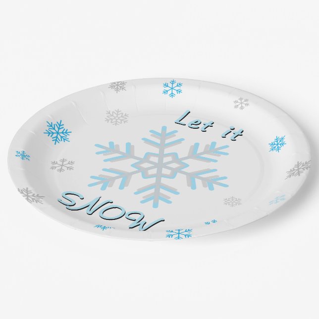 Blaue silberne graue Schneeflocken Lass es schneie Pappteller (Schrägansicht)