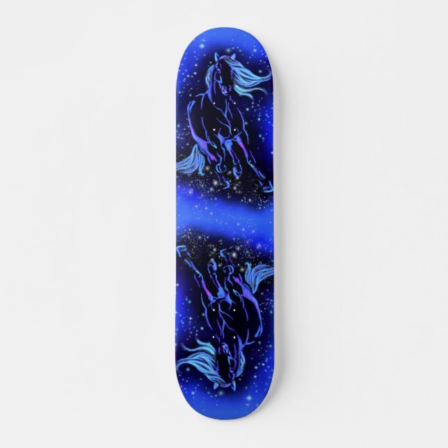 Blaue Skateboardpferde in der frühen Nacht Skateboard (Vorne)