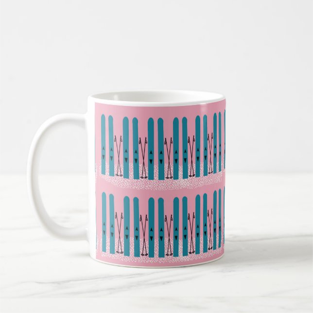 Blaue Skis auf Schnee mit rosa Tasse. Kaffeetasse (Links)