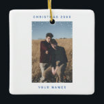 BLAUE Snowfall Foto Text Noise Film Overlay Keramikornament<br><div class="desc">Navy Minimalistischer Schneefall Foto Text Noise Film Overlay Keramik Ornament Keepake mit Ihrem personalisierten Foto (quadratisch, Landschaft oder Portrait, horizontal oder vertikal) in Schneeflocken Rahmen und mit weißem Lärm Film Vintag Overlay, und Ihr individueller Urlaub, Name und Text in stilvollen und modernen Sans Serif Schriftart, der Schriftart Stil und die...</div>