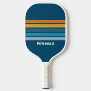 Blaue Sonne über Streifen mit Namen Pickleball Schläger