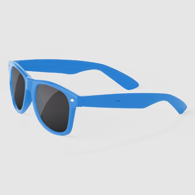 Blaue Sonnenbrille mit gebogenen Bügeln und dunkle (Links)