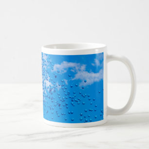 Blaue Spielzeugballons am Himmel Kaffeetasse