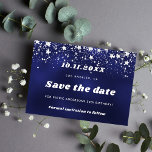 Blaue Sterne der Birthday Marine Save The Date<br><div class="desc">Ein Save the Date für eine 50. Geburtstagsfeier (oder jedes Alter). Ein marineblau gefärbter Hintergrund. Mit Sternen dekoriert. Für ihn und sie.</div>