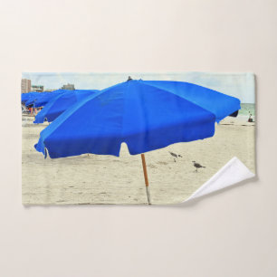 Blaue Strandschirme Handtuch