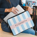 Blaue Streifen, Streifen, Linien, Ihr Name Laptopschutzhülle<br><div class="desc">Elegante,  stilvolle und raffinierte Streifen in Blau und Weiß. Modernes und trendiges Geschenk,  perfekt für die Streifen Liebhaber in Ihrem Leben. Personalisieren Sie diese durch Hinzufügen von Namen,  Spitznamen,  Monogramm oder Initialen.</div>