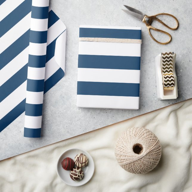 Blaue Streifen, weiße Streifen, gestreiftes Muster Geschenkpapier (Kunsthandwerk)