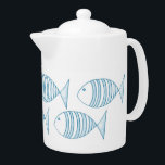Blaue Strickfische<br><div class="desc">Moderne nautische Fische gestalten blaue Streifen auf weißem Hintergrund. Für Fisch- und Strandliebhaber.</div>