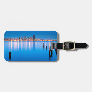 Blaue Stundenansicht von im Stadtzentrum gelegenem Gepäckanhänger