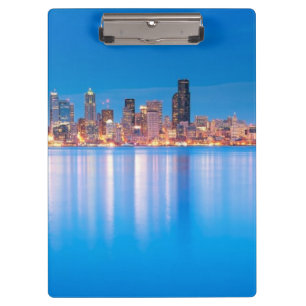 Blaue Stundenansicht von im Stadtzentrum gelegenem Klemmbrett