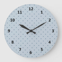 Blaue Tupfen auf hellerem Blau Große Wanduhr
