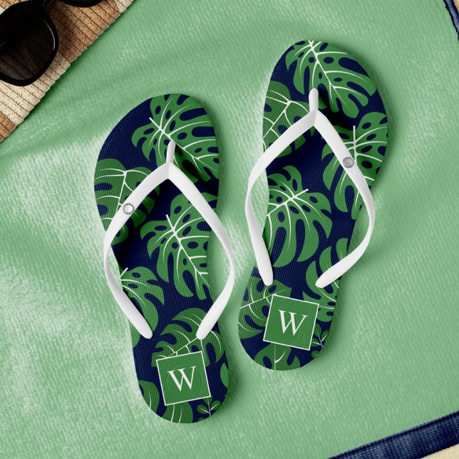 Blaue und grüne Mit Monogramm Monstera-Blätter Flip Flops (Von Creator hochgeladen)