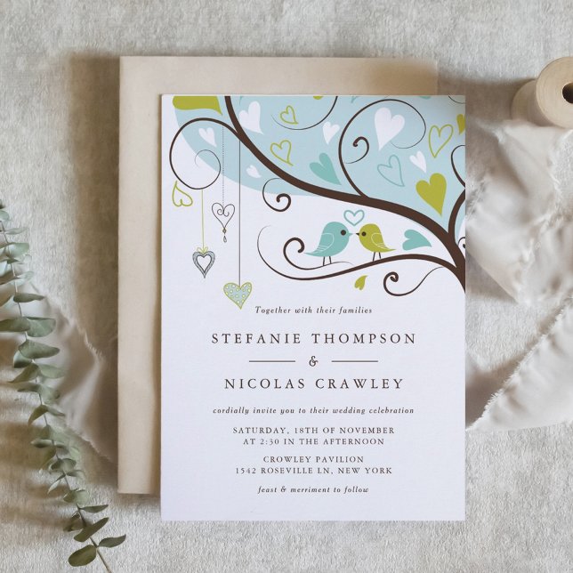 Blaue und grüne Whimsical Lovebirds Hochzeiten Einladung (Blue and Green Lovebirds Wedding Invitation)