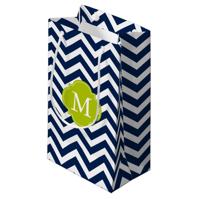 Blaue und grüne Zigzag-Muster Monogram Kleine Geschenktüte (Vorderseite Schrägansicht)