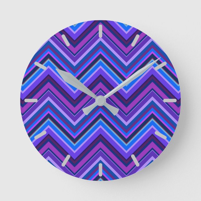 Blaue und lila Zickzackstreifen Runde Wanduhr (Vorderseite)
