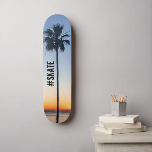 Blaue und orangefarbene Palmen Silhouette Skateboard