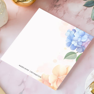Blaue und rosa Hortensien-Blumen mit personalisier Notizblock